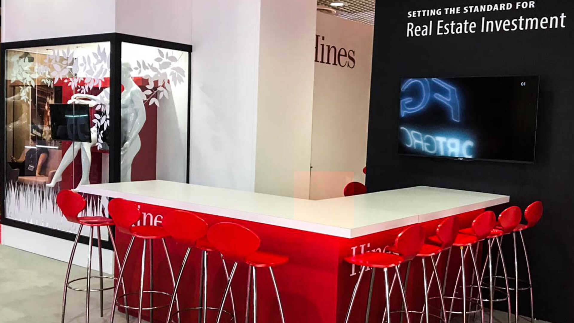 hines display featuring table and stools