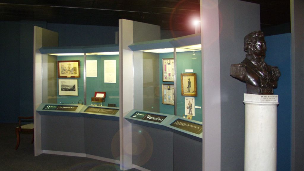 museum glass display cases