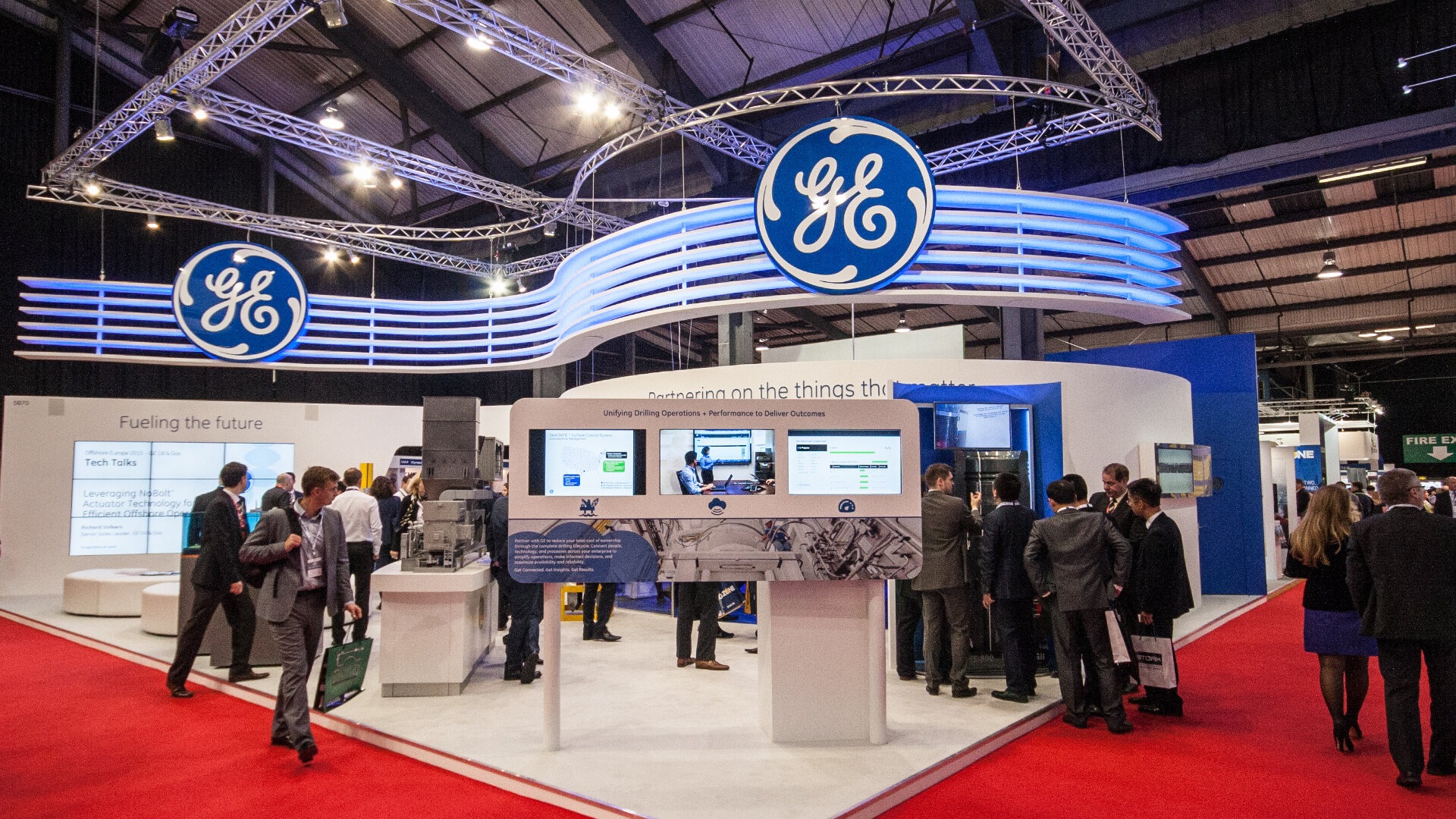 people interacting with the ge offshore exhibition